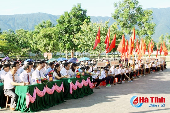 Hà Tĩnh tưng bừng khai giảng năm học mới ảnh 9