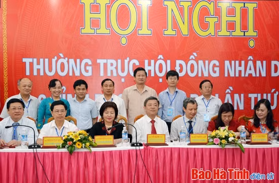 Thường trực HĐND các tỉnh ký kết biên bản ghi nhớ Hội nghị Thường trực HĐND 6 tỉnh Bắc Trung bộ lần thứ 9. Bí thư Tỉnh ủy - Chủ tịch HĐND tỉnh Võ Kim Cự tặng hoa chúc mừng Thường trực HĐND tỉnh Quảng Bình, đơn vị đăng cai tổ chức Hội nghị Thường trực HĐND 6 tỉnh Bắc Trung bộ lần thứ 10.