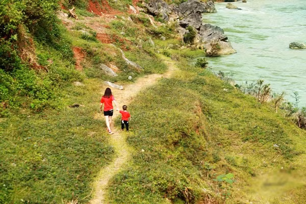 Bộ ảnh đẹp 'Cha mẹ đưa con đi khắp Việt Nam' ảnh 5