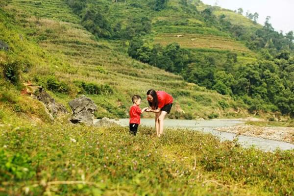 Bộ ảnh đẹp 'Cha mẹ đưa con đi khắp Việt Nam' ảnh 4