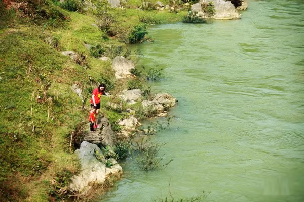 Bộ ảnh đẹp 'Cha mẹ đưa con đi khắp Việt Nam' ảnh 3