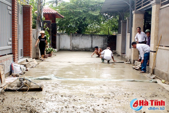 Được các hộ dân hiến đất, đường vào ngõ 2, đường Trần Phú đã được mở rộng từ 3m lên 5m và đổ bê tông kiên cố. Được các hộ dân hiến đất, đường vào ngõ 2, đường Trần Phú đã được mở rộng từ 3m lên 5m và đổ bê tông kiên cố.