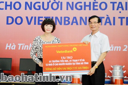 Từ năm 2010 đến nay, từ số tiền đóng góp của cán bộ trong toàn hệ thống, Vietinbank đã thực hiện hàng trăm công trình từ thiện xã hội trên địa bàn Hà Tĩnh với số tiền tài trợ hơn 23 tỷ đồng. Ảnh: Nguyễn Oanh Từ năm 2010 đến nay, từ số tiền đóng góp của cán bộ trong toàn hệ thống, Vietinbank đã thực hiện hàng trăm công trình từ thiện xã hội trên địa bàn Hà Tĩnh với số tiền tài trợ hơn 23 tỷ đồng. Ảnh: Nguyễn Oanh