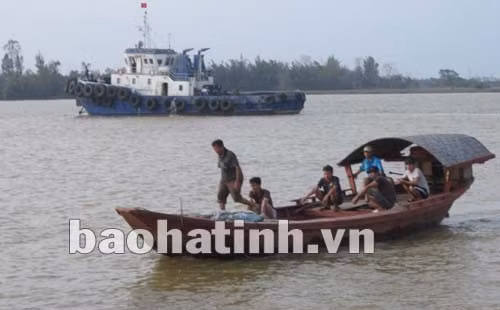 Chuyền đò cuối cùng chở người dân ốc đảo Hồng Lam (Xuân Giang) về nơi tập kết tránh bão