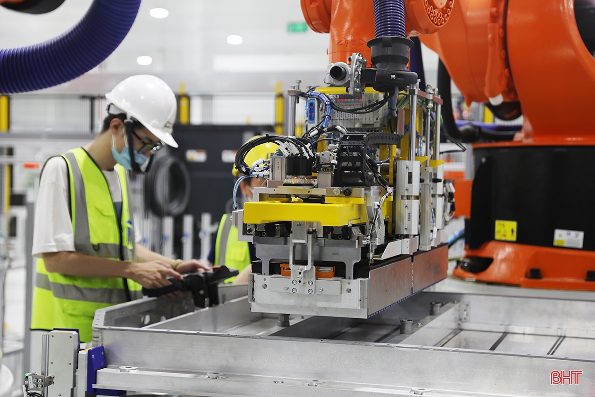 Cận cảnh chạy thử dàn robot của Nhà máy Sản xuất Pin VinES