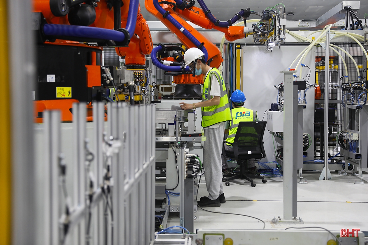 Cận cảnh chạy thử dàn robot của Nhà máy Sản xuất Pin VinES