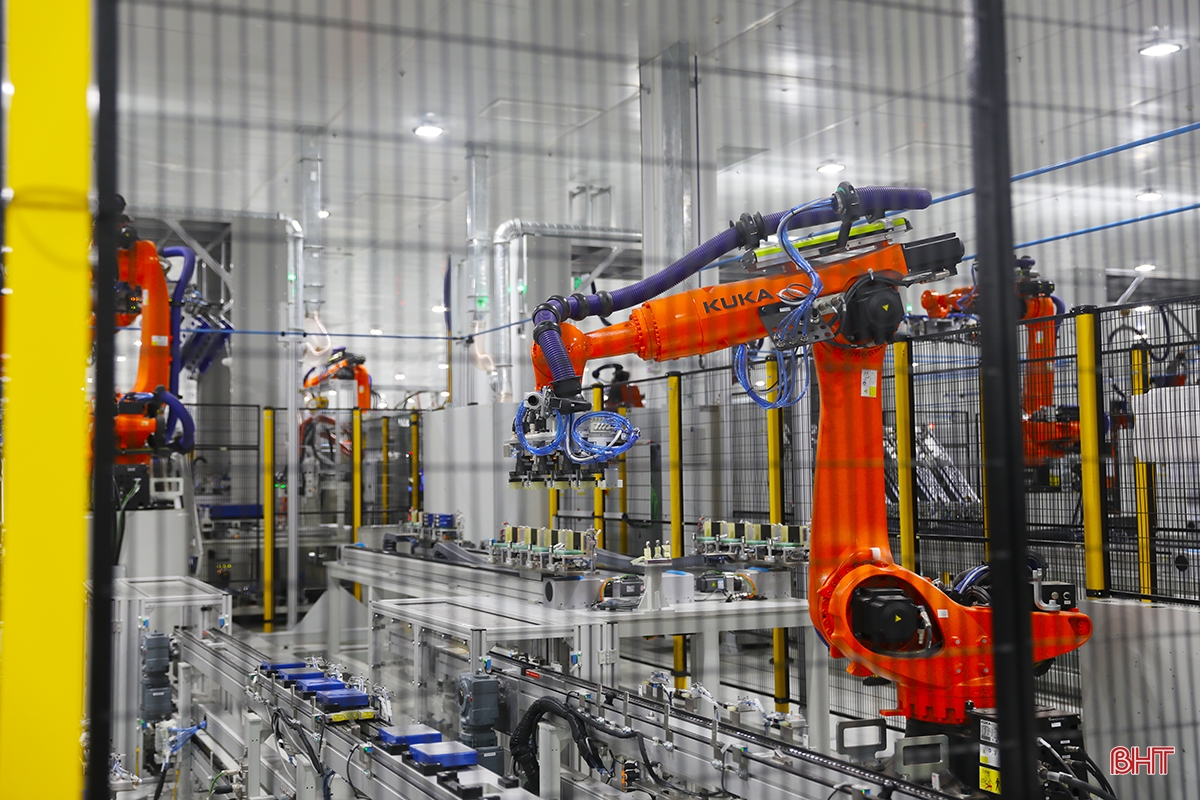 Cận cảnh chạy thử dàn robot của Nhà máy Sản xuất Pin VinES