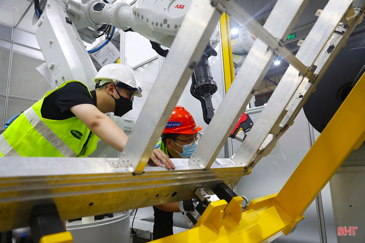 Cận cảnh chạy thử dàn robot của Nhà máy Sản xuất Pin VinES