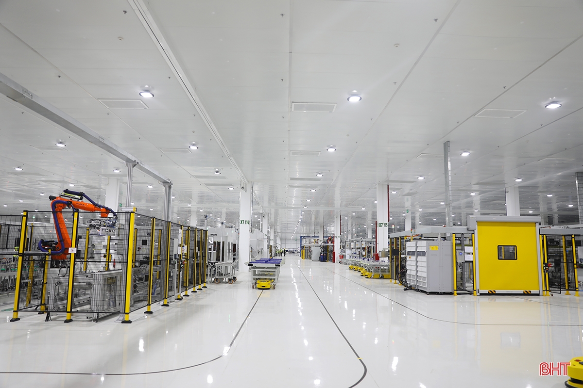 Cận cảnh chạy thử dàn robot của Nhà máy Sản xuất Pin VinES