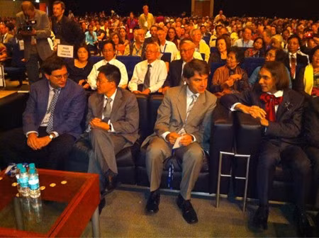 GS. Ngô Bảo Châu (thứ hai, bên trái) cùng các nhà Toán học quốc tế tại lễ khai mạc Đại hội Toán học thế giới tổ chức ở Hyderabad, Ấn Độ ngày 19/8/2010.