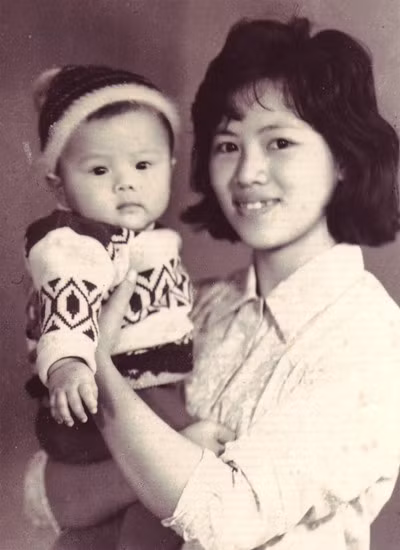 GS. Ngô Bảo Châu sinh năm 1972 tại Hà Nội. Trong ảnh: PGS.TS Trần Lưu Vân Hiền và con trai Ngô Bảo Châu năm 1972. (Ảnh tư liệu)