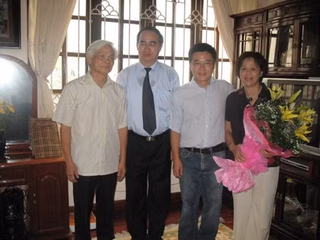 Phó Thủ tướng Nguyễn Thiện Nhân và lãnh đạo Hội đồng chức danh GS Nhà nước tới thăm gia đình GS Ngô Bảo Châu chiều 8/8/2010. (Ảnh: Hồng Hạnh)