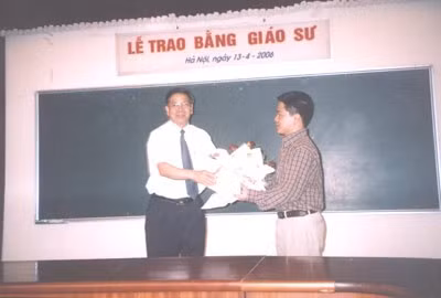 Nhà toán học Ngô Bảo Châu (phải) nhận bằng giáo sư kiêm chức tại Viện Khoa học và Công nghệ Việt Nam ngày 13/4/2006. (Ảnh: KH & ĐS online)