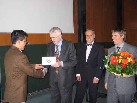 GS Ngô Bảo Châu (ngoài cùng bên trái) nhận Giải thưởng Oberwolfach năm 2007 (lễ trao giải diễn ra đầu năm 2008) ở Đức. (Ảnh: KH & ĐS online)