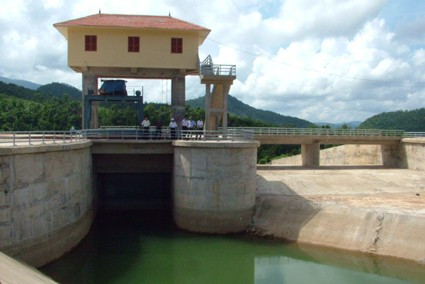 Lãnh đạo Sở NN&PTNT cùng các đơn vị liên quan kiểm tra tràn xả sâu hồ Kim Sơn tại buổi bàn giao quản lý