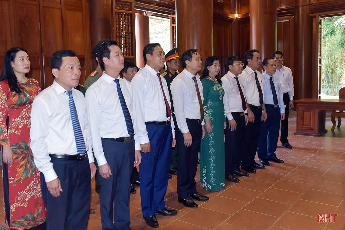 Lãnh đạo tỉnh Hà Tĩnh dâng hương tưởng niệm Chủ tịch Hồ Chí Minh và các anh hùng, liệt sỹ