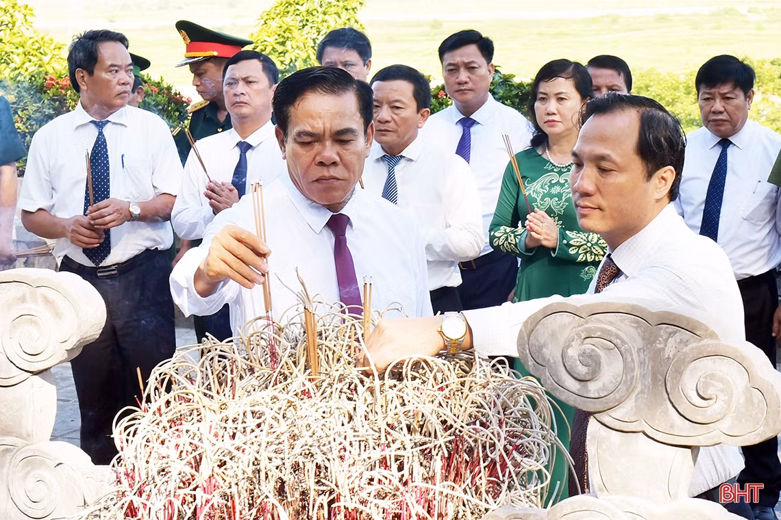 Lãnh đạo tỉnh Hà Tĩnh dâng hương tưởng niệm Chủ tịch Hồ Chí Minh và các anh hùng, liệt sỹ