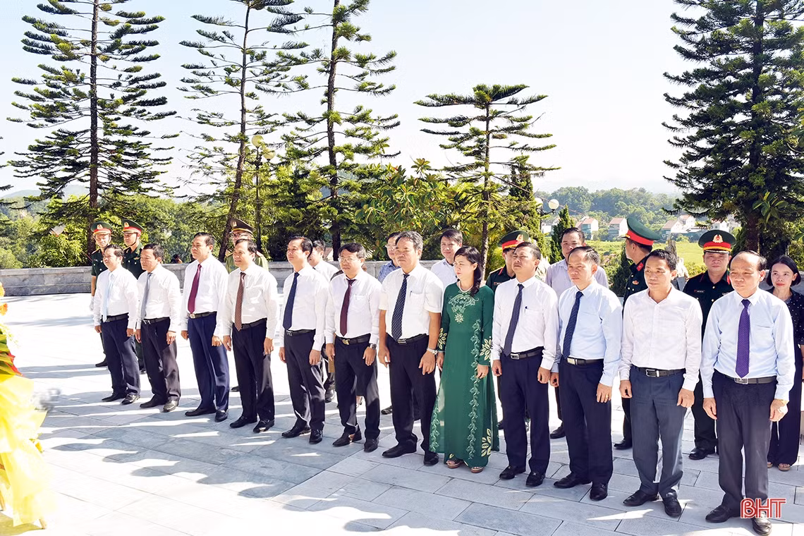 Lãnh đạo tỉnh Hà Tĩnh dâng hương tưởng niệm Chủ tịch Hồ Chí Minh và các anh hùng, liệt sỹ