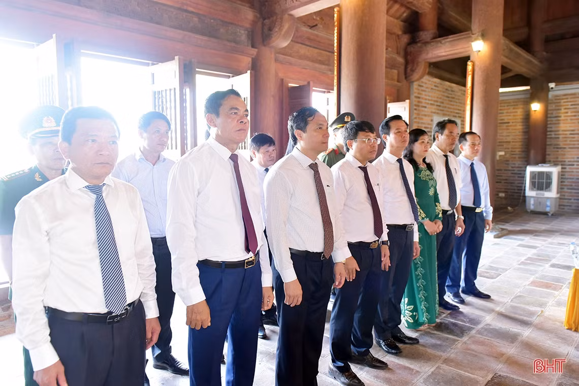 Lãnh đạo tỉnh Hà Tĩnh dâng hương tưởng niệm Chủ tịch Hồ Chí Minh và các anh hùng, liệt sỹ