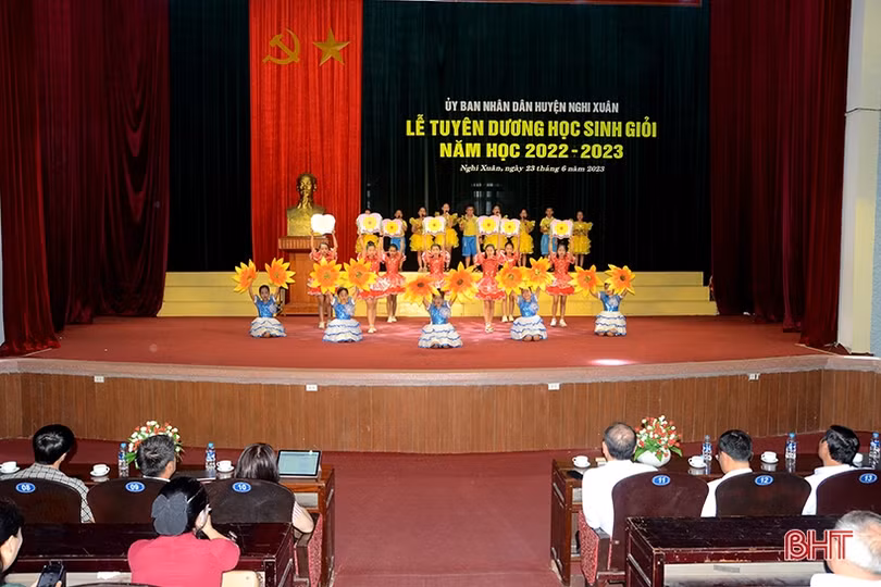 Nghi Xuân tuyên dương 305 học sinh giỏi