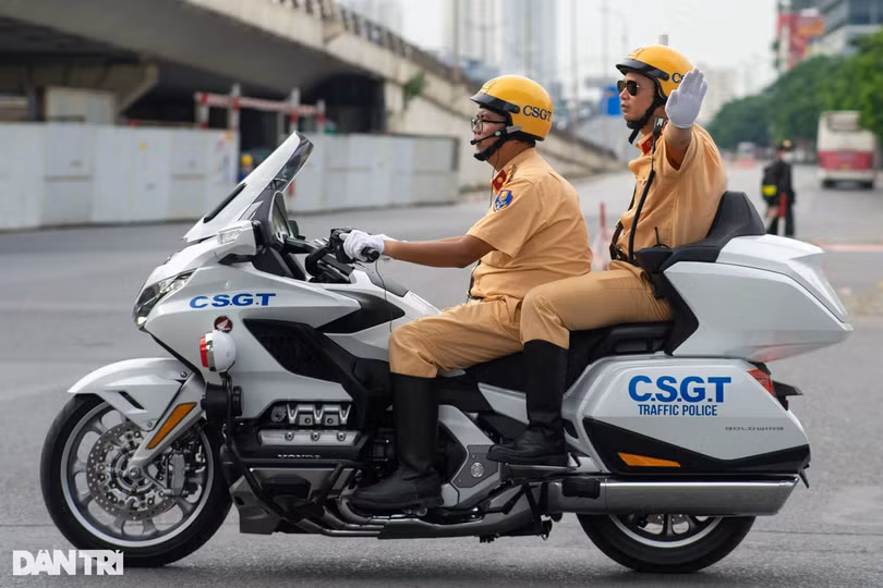 Dàn xe đặc chủng hộ tống Tổng thống Hàn Quốc trên đường phố Hà Nội