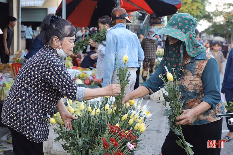 Người dân Hà Tĩnh đi chợ sắm lễ tết Đoan Ngọ