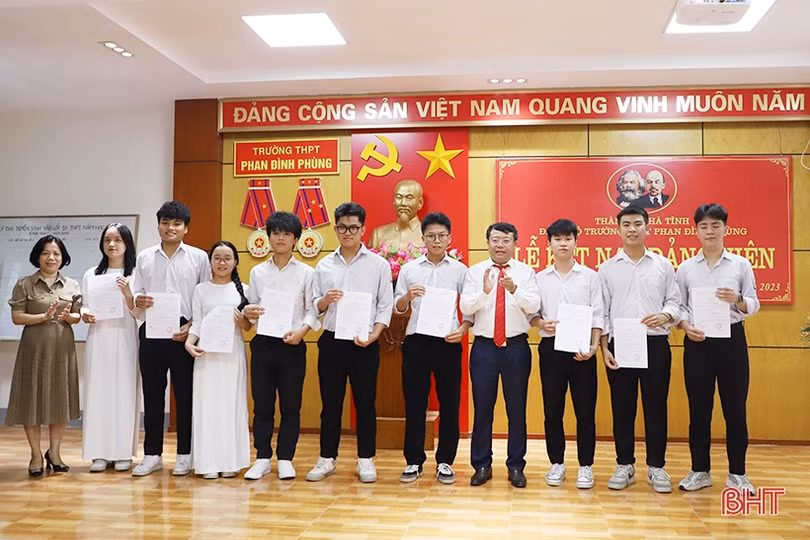 26 học sinh Trường THPT Phan Đình Phùng được kết nạp Đảng