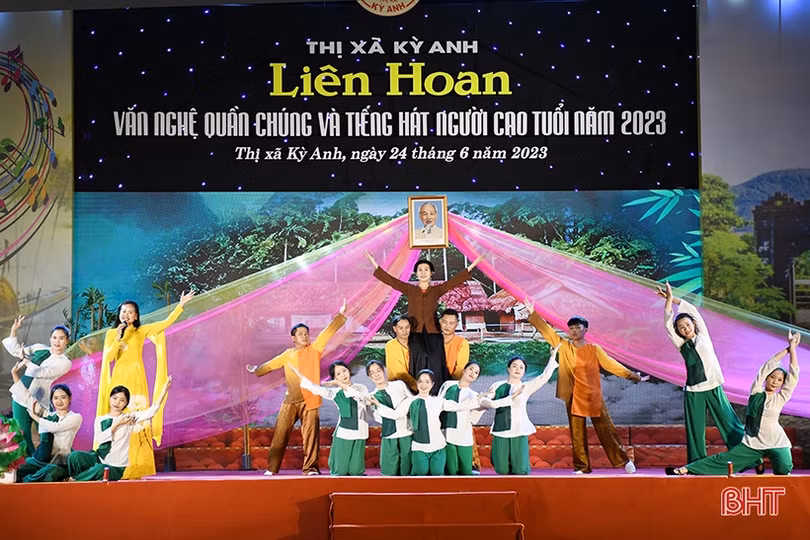 Sôi nổi Liên hoan văn nghệ quần chúng và tiếng hát người cao tuổi ở TX Kỳ Anh