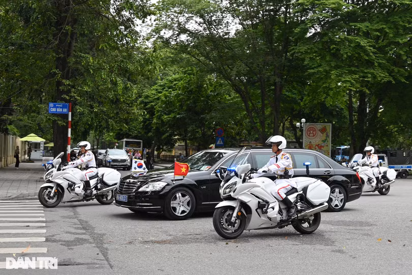 Dàn xe đặc chủng hộ tống Tổng thống Hàn Quốc trên đường phố Hà Nội