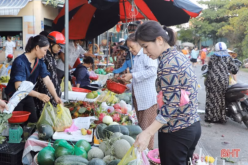 Người dân Hà Tĩnh đi chợ sắm lễ tết Đoan Ngọ