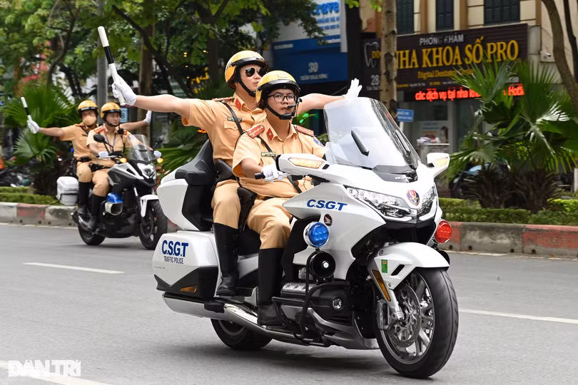 Dàn xe đặc chủng hộ tống Tổng thống Hàn Quốc trên đường phố Hà Nội