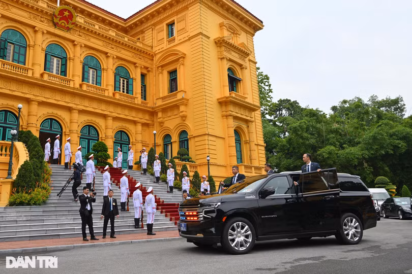 Dàn xe đặc chủng hộ tống Tổng thống Hàn Quốc trên đường phố Hà Nội