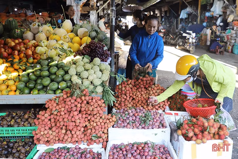 Người dân Hà Tĩnh đi chợ sắm lễ tết Đoan Ngọ