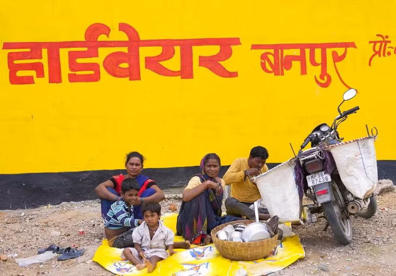 Người Ấn Độ vật vã dưới nắng nóng 43°C