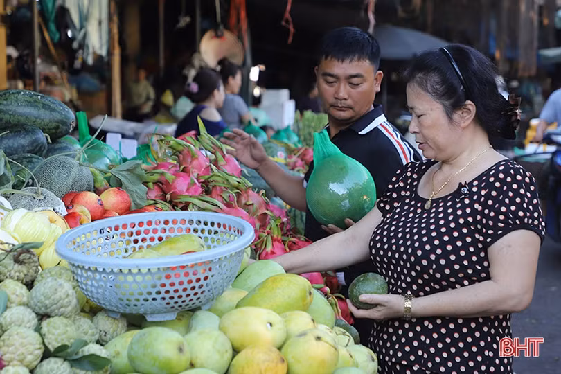 Người dân Hà Tĩnh đi chợ sắm lễ tết Đoan Ngọ