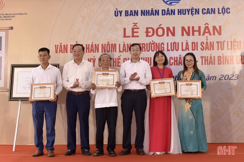 Trang trọng lễ rước Bằng công nhận di sản tư liệu Văn bản Hán Nôm làng Trường Lưu