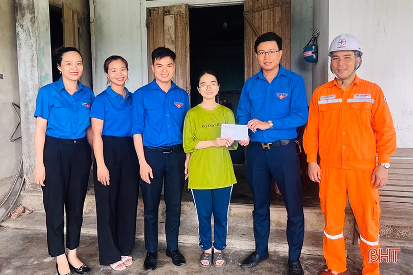 Tặng quà cho thí sinh hoàn cảnh khó khăn trước kỳ thi tốt nghiệp THPT