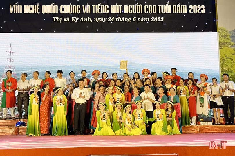 Sôi nổi Liên hoan văn nghệ quần chúng và tiếng hát người cao tuổi ở TX Kỳ Anh