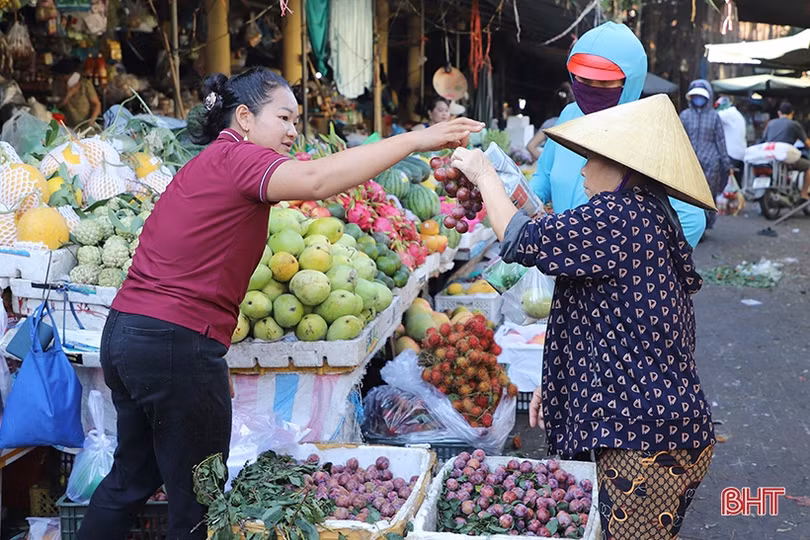 Người dân Hà Tĩnh đi chợ sắm lễ tết Đoan Ngọ