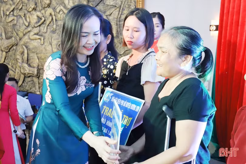 Hỗ trợ sinh kế cho 25 hội viên phụ nữ gặp hoàn cảnh khó khăn ở Hương Sơn