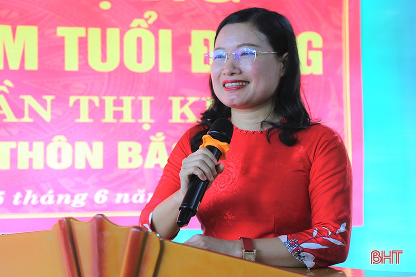 Trao tặng Huy hiệu 75 năm tuổi Đảng cho đảng viên ở Thạch Hà