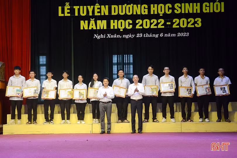 Nghi Xuân tuyên dương 305 học sinh giỏi