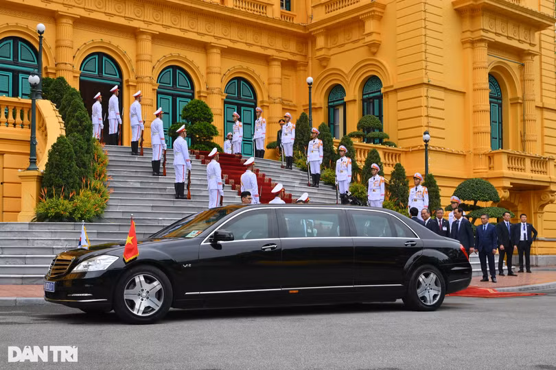 Dàn xe đặc chủng hộ tống Tổng thống Hàn Quốc trên đường phố Hà Nội