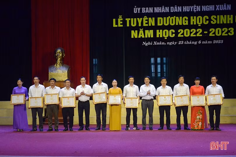 Nghi Xuân tuyên dương 305 học sinh giỏi