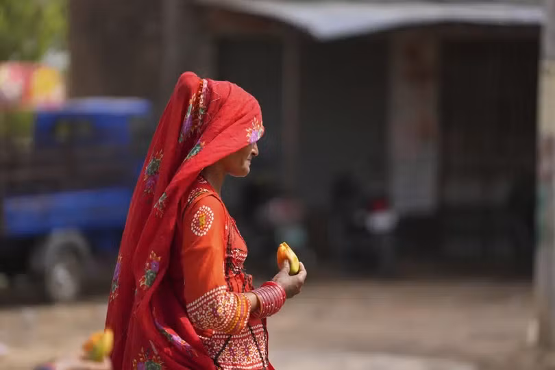 Người Ấn Độ vật vã dưới nắng nóng 43°C