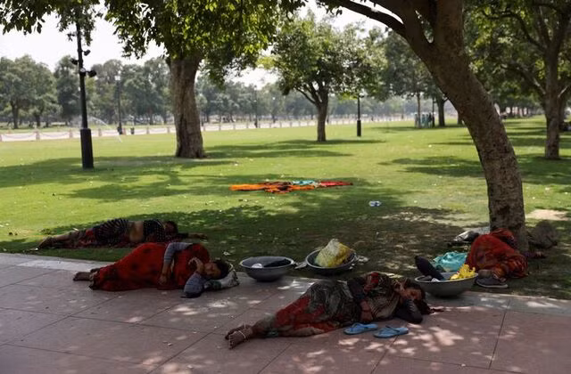 Người Ấn Độ vật vã dưới nắng nóng 43°C