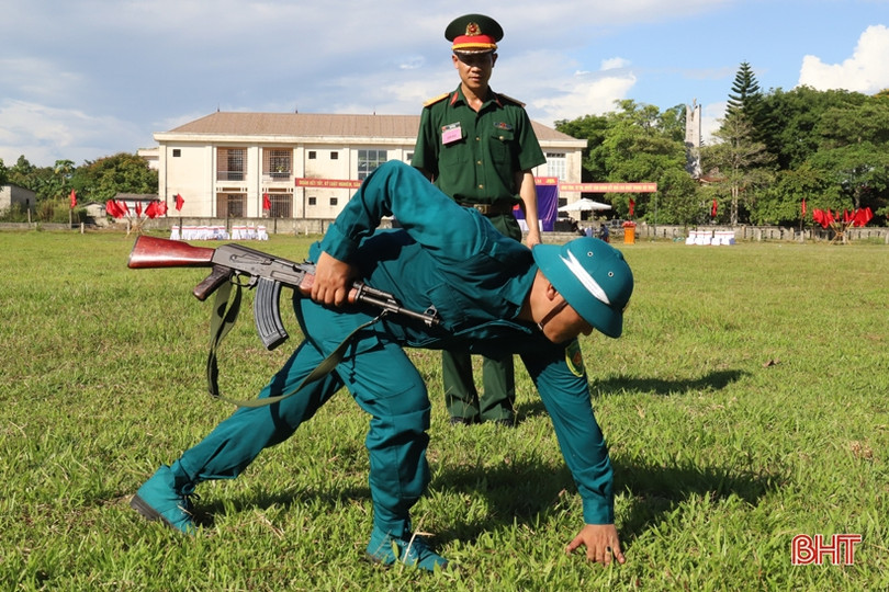 Dân quân miền núi Hà Tĩnh trổ tài luyện võ, bắn súng