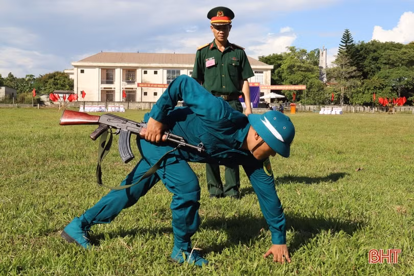 Dân quân miền núi Hà Tĩnh trổ tài luyện võ, bắn súng