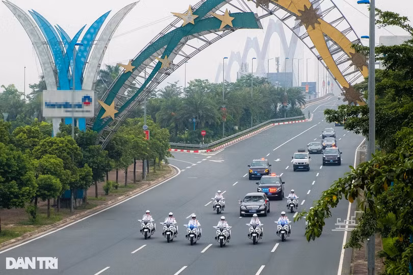 Dàn xe đặc chủng hộ tống Tổng thống Hàn Quốc trên đường phố Hà Nội