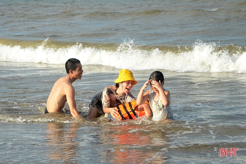 Biển Xuân Thành hút khách ngày nắng nóng